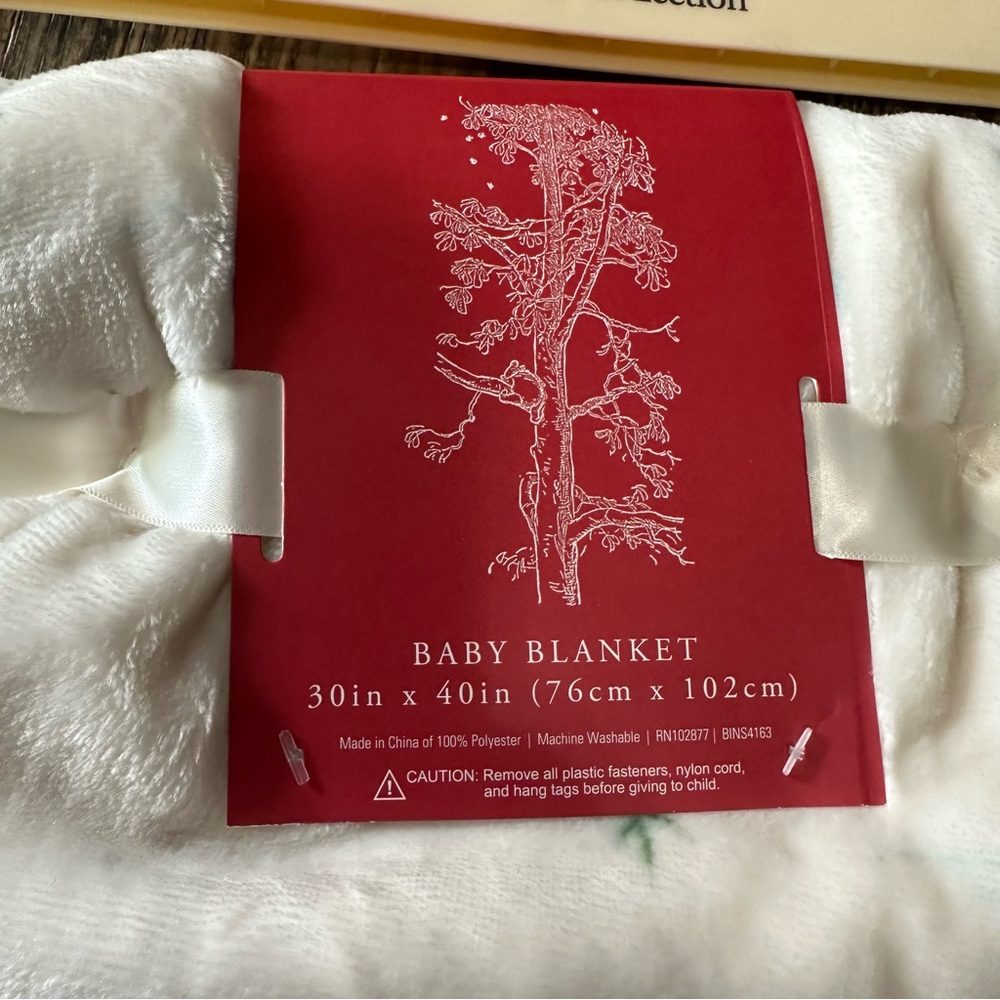 Winnie the Pooh Christmas 30X40 plush baby blanket cream NEW holiday collection - Picture 6 of 8